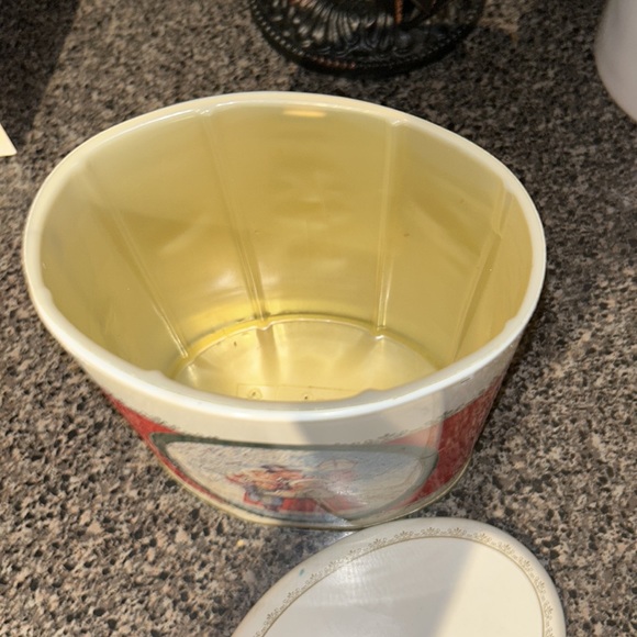 Vintage FTD Carolers tin - Picture 7 of 10